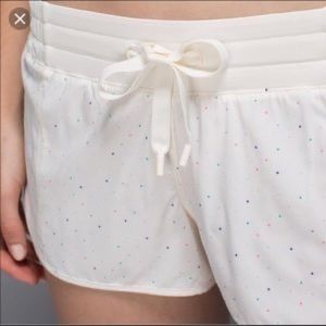 lululemon hotty hot shorts - white polka dot